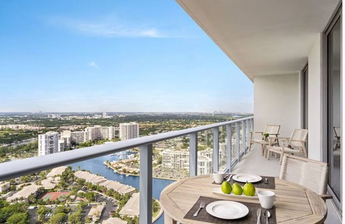 Hollywood South Central Beach Apartment | Pleasant Stay, Convenient Location! 2 Comfortable Units, Onsite Pool