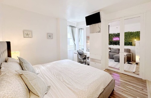 South of Fifth Bed & Breakfast | Pool & Jacuzzi! Walk to beach, South Point Pier,