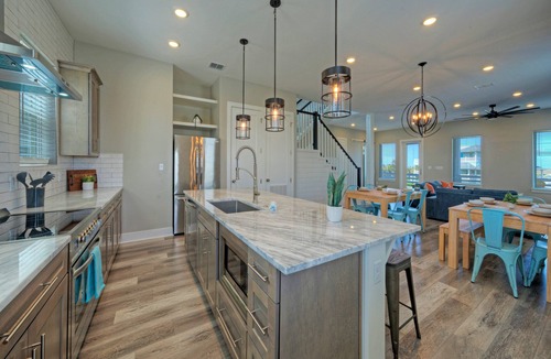 Bella Vista House | Port A Retreat Shared Pool + Hot Tub Short Drive to Beach | Das Strandhaus