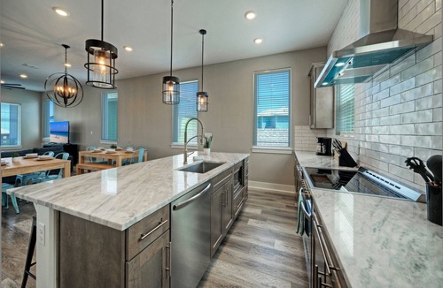 Bella Vista House | Port A Retreat Shared Pool + Hot Tub Short Drive to Beach | Das Strandhaus
