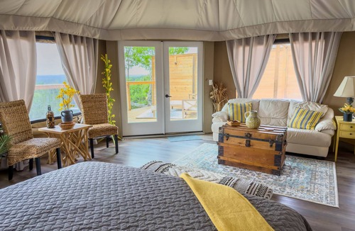 Oatmeal Cabin | Premium Suite 4 - Safari Tent - Outdoor Soaking Tub