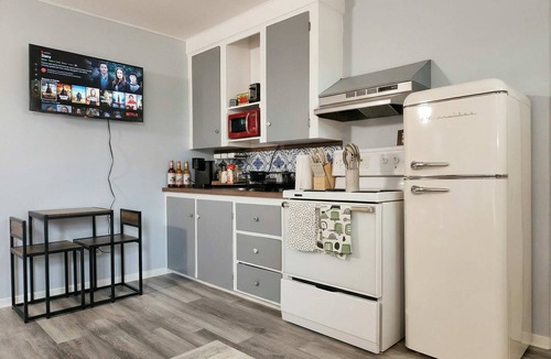 Bridgewater House | Pretty Bachelor with Balcony near River & Trails