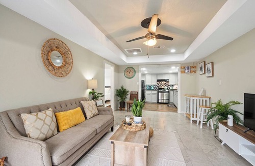 Sharpstown Apartment | PRIVATE 2BR GUESTHOUSE: Food Hub & Easy Freeway Access in International District
