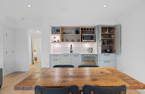 Dollarton House | Private Cedar Sauna Retreat - Kitchenette, King Bed, Kids & Pets OK - Deep Cove