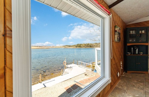 Heckmans Island Cottage | Private cottage on the ocean with a beautiful view that you’ll love.