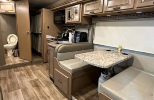 Tamiami House | Private Cozy RV Very central walking to shopping store/near FIU Pet Friendly .