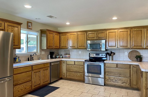 Buchanan Dam House | Private Gated Lake Buchanan Waterfront Retreat Sunset Views Hot Tub & Dogs
