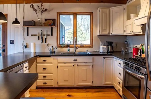 Kerhonkson Cottage | Private Kerhonkson cottage on 3 acres with hot tub, pure coziness.