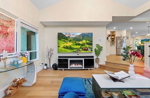 Willoughby House | Private Luxury Resort steps in Langley Event Centre- w/hot tub, basketball