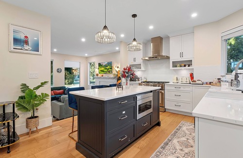 Willoughby House | Private Luxury Resort steps in Langley Event Centre- w/hot tub, basketball
