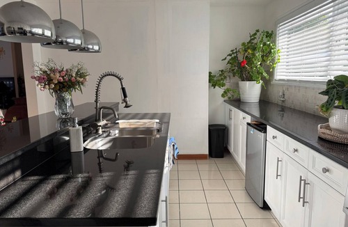 West Vancouver House | Private Main Floor Residence – 3 Bedrooms in West Vancouver