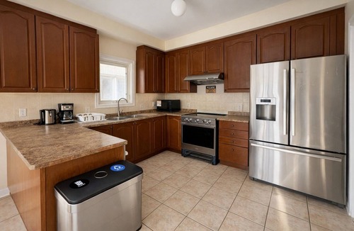 Brampton House | Private Queen Bed w/Mini Fridge, 2.5 Baths—Brampton Shared Home near GO Station!