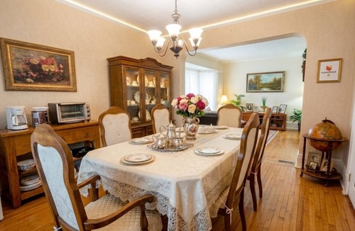 Niagara Falls Bed & Breakfast | Private Room Honey Room 15 MINS WALK to Falls