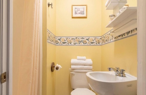 Niagara Falls Bed & Breakfast | Private Room Honey Room 15 MINS WALK to Falls