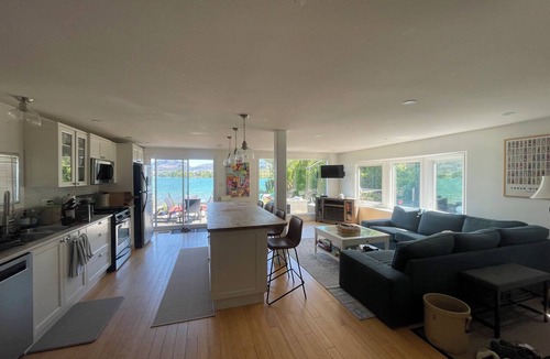 Oliver House | Private Sandy Beach Waterfront Wine Country