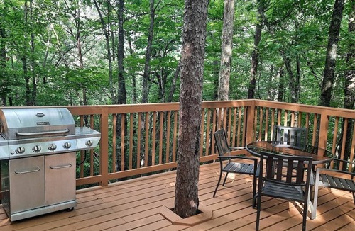 Sautee Nacoochee Cabin | Quaint cabin w/hot tub-10 min from Helen!