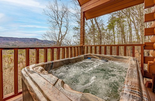 Sevierville Cabin | Quaint*Resort Setting*Hot Tub*WiFi*Keurig*Secluded