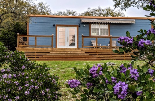 Pipe Creek Cabin | Quaint & Secluded Tiny House w/farm-fresh Breakfast & Beautiful Views!