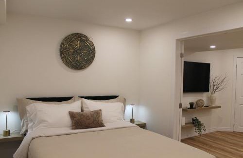 Barrie Apartment | Queen Bed Suite-Private Entrance