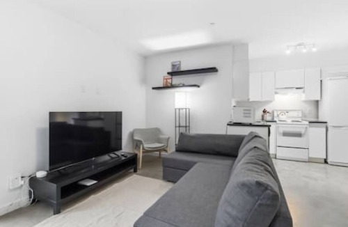 Knight House | Quiet & Comfortable 1 BR Guest Suite!
