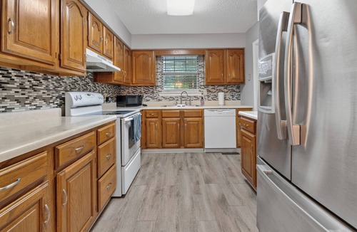 Blue Springs House | Rapunzel's Retreat - HOT TUB - King Suite - 14 Min to Arrowhead Stadium