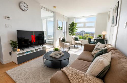 Chinatown Apartment | Rare 3BR Suite in Vancouver Walk to BC Place Rogers Arena and Transit