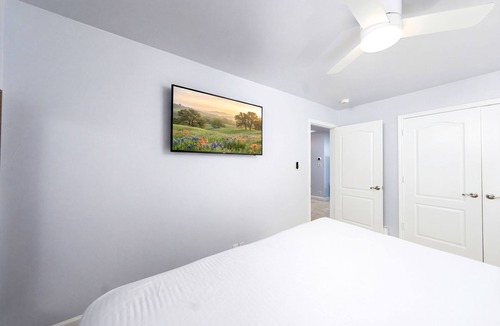 Helotes House | Relax at the Chiquita Casita: Hot Tub, Modern Decor, Covered Patio & BBQ