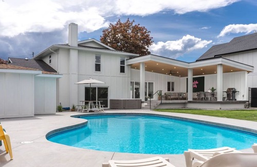 South Pandosy House | Relax, Sip & Stay: Pool, Hot Tub, Bar, Close to DT