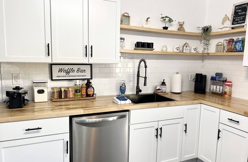 West San Antonio House | Relaxing 3BR w/Waffle Bar Lackland BMT Seaworld!