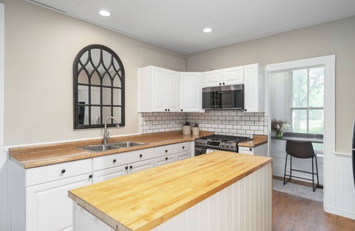 Lawrence House | Relaxing Country Hideaway on the Edge of Lawrence - Minutes to Mass Street!