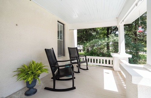 Lawrence House | Relaxing Country Hideaway on the Edge of Lawrence - Minutes to Mass Street!