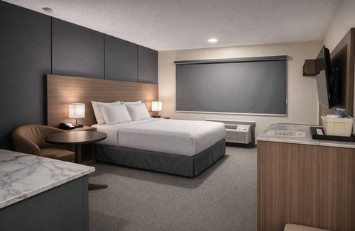 Smithers Hotel | Relaxing Mountain Stay w/Cozy Beds — Easy Access & Parking