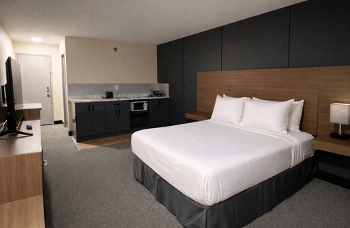Smithers Hotel | Relaxing Mountain Stay w/Cozy Beds — Easy Access & Parking