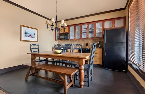 The Blue Mountains Hotel | Relaxing Room w/Balcony & Fireplace l Easy Access to Skiing & Outdoor Fun