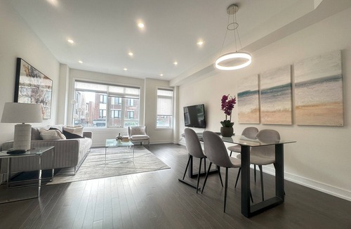 Vaughan House | Renovated Modern 4BR/4BA Townhome w/Garage Parking – Sleeps 6+