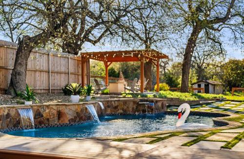 River Ridge House | Retreat House - Heated Pool - Pickleball court