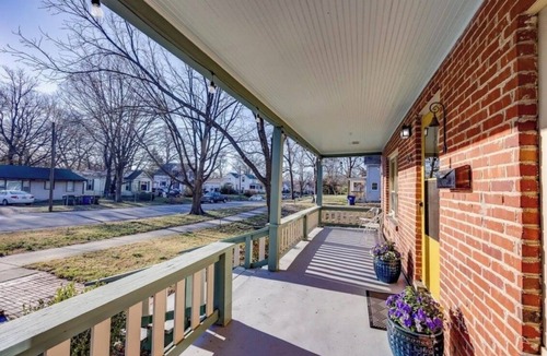 Lawrence House | RETRO RETREAT, charming 3-bedroom house with AC in welcoming Lawrence