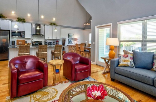 Holmes Beach House | Ride the Tide – Heated Pool Home | Steps to Holmes Beach | Heated Pool | Free WIFI & Trolley , NO Roads to Cross, Dog*(See Note)Allow