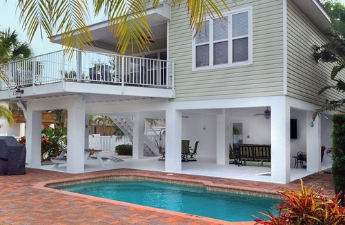 Holmes Beach House | Ride the Tide – Heated Pool Home | Steps to Holmes Beach | Heated Pool | Free WIFI & Trolley , NO Roads to Cross, Dog*(See Note)Allow