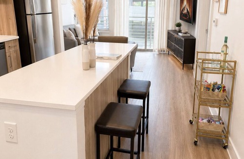 Arsenal Apartment | Riverwalk Oasis