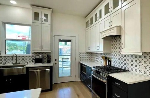 Mahncke Park House | Riverwalk, Pearl, Zoo, Museums, Pool 5 BR 4 1/2 Baths Sleeps 12