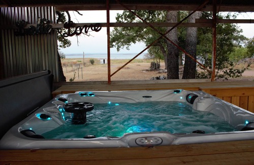 Buchanan Dam Cabin | Roadside at 'Bout Dam Time - Cozy Lakeside Cabin, Nature Retreat, & Brew Pub!