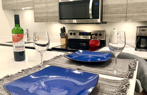 Vernon Condo | Romantic Lakeside studio suite w/pool, deck, gym, pickle ball