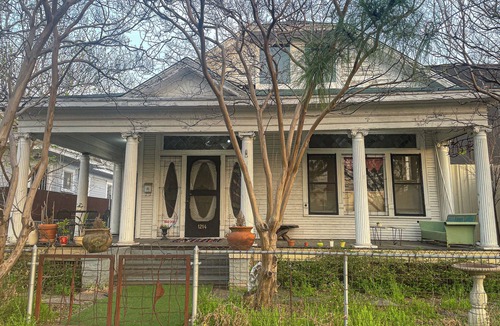 Cedars House | Room with Private Entrance in Antique Victorian Artist House