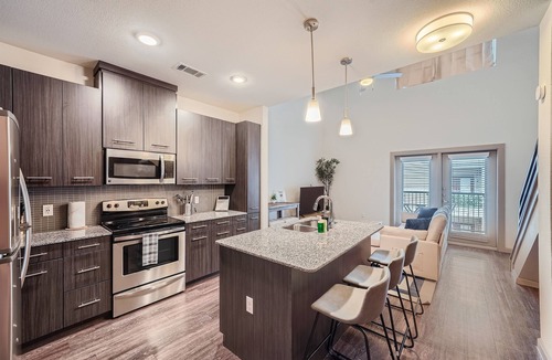 Leander Apartment | Roomy 2B Loft Getaway | Sleeps 5 | Pool, Gym, Pkg, Pet Wash