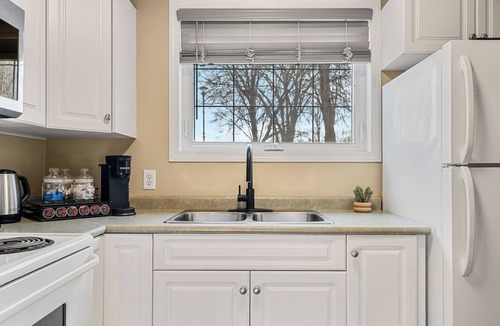 Victoria Park Condo | Roomy 3-Bed Downtown, AC, Heated Underground Parking, Near Saddledome & Stampede