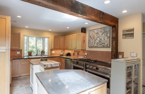 Juan de Fuca Electoral Area House | Rustic & Serene Forest 4 Bedroom Home - West Coast Retreat