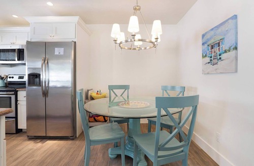 Naples Park House | Salt Water Pool. Walk2Beach. Coastal Home Sleeps 9