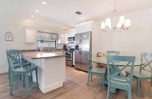 Naples Park House | Salt Water Pool. Walk2Beach. Coastal Home Sleeps 9