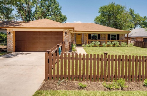 San Antonio Cottage | San Antonio Home w/Private Hot Tub: Pet Friendly!